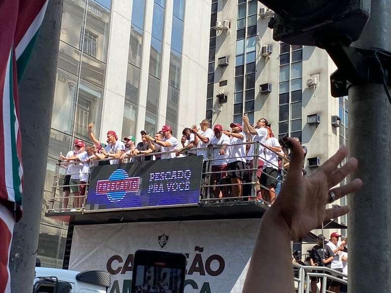 Trio elétrico leva o time campeão em desfile pelas ruas do Centro do Rio –
