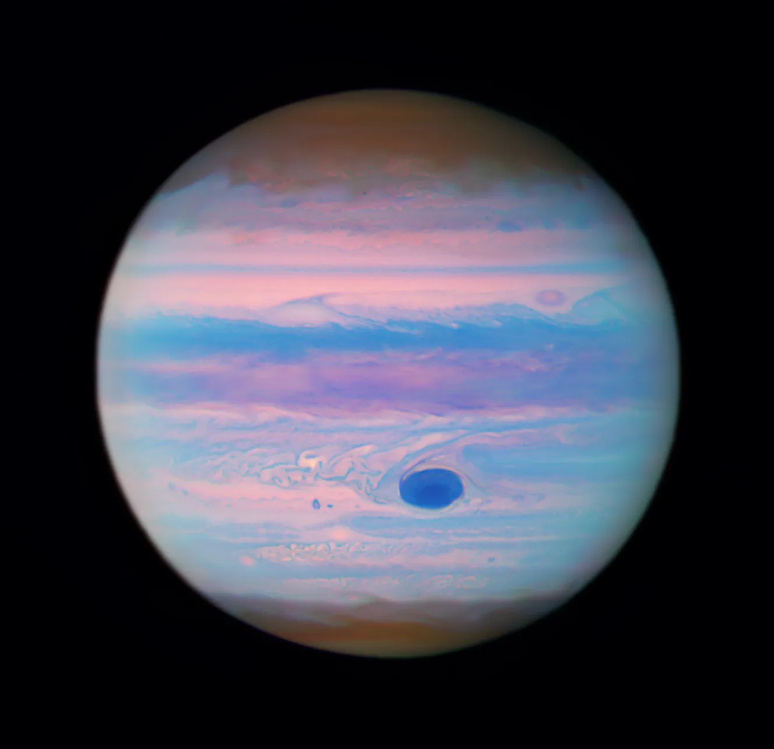 Júpiter na luz ultravioleta em nova foto do telescópio Hubble (Imagem: Reproduçaõ/NASA, ESA, and M. Wong (University of California - Berkeley)Gladys Kober (NASA/Catholic University of America)