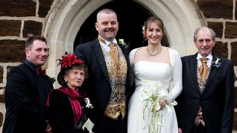 Gary Robinson, Margarete Robinson, Karen Cooper com marido, e Hedley Robinson, no casamento de Karen