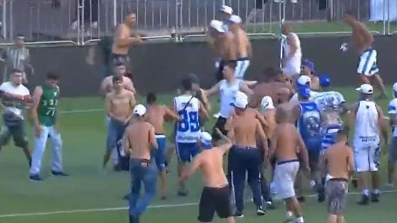 Torcidas organizadas de Coritiba e Cruzeiro entraram em confronto nos gramados da Vila Capanema 