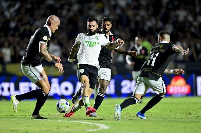 Atacante Gonzalo Mastriani, do América, disputando a bola com jogadores do Vasco 