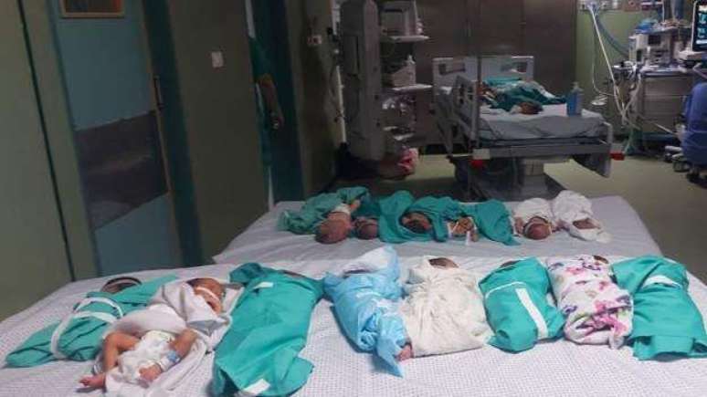 Os recém-nascidos foram transferidos para a sala de cirurgia do hospital