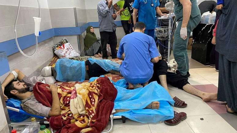 Segundo um cirurgião, muitos membros da equipe médica de Al-Shifa tiveram que fugir