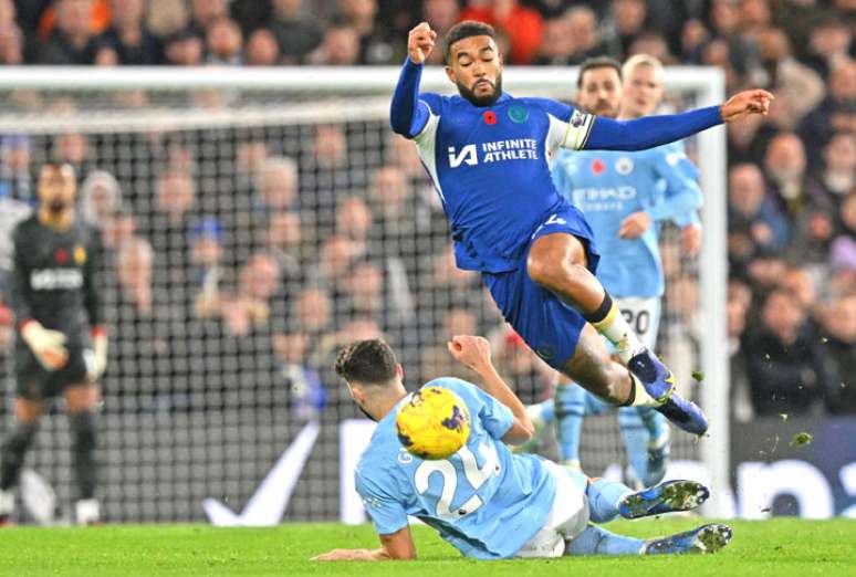 Gvardiol, do City, tenta o carrinho, mas  Reece James salta e consegue levar a melhor para o Chelsea –