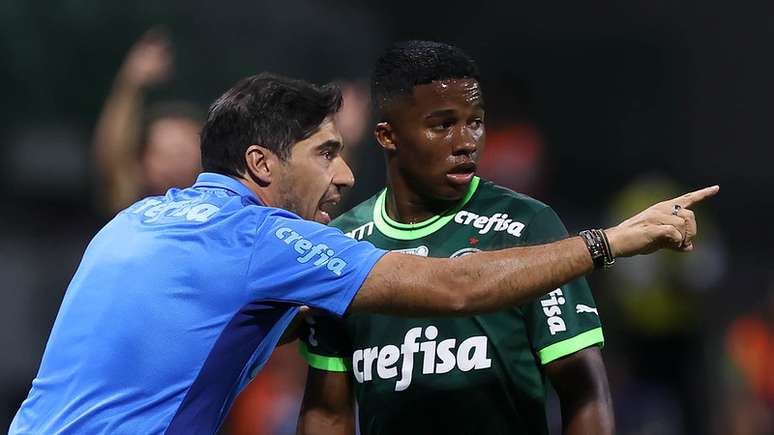 Palmeiras faz 3 a 0 no Inter e dorme líder do Brasileirão