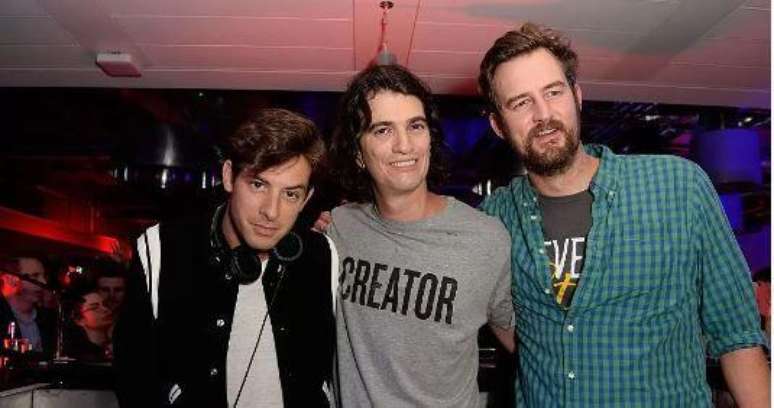 Adam Neumann, na foto com o DJ Mark Ronson (esq.) e o chefe de criação da WeWork, Miguel McKelvey, na festa de lançamento da empresa em Londres, em novembro de 2015