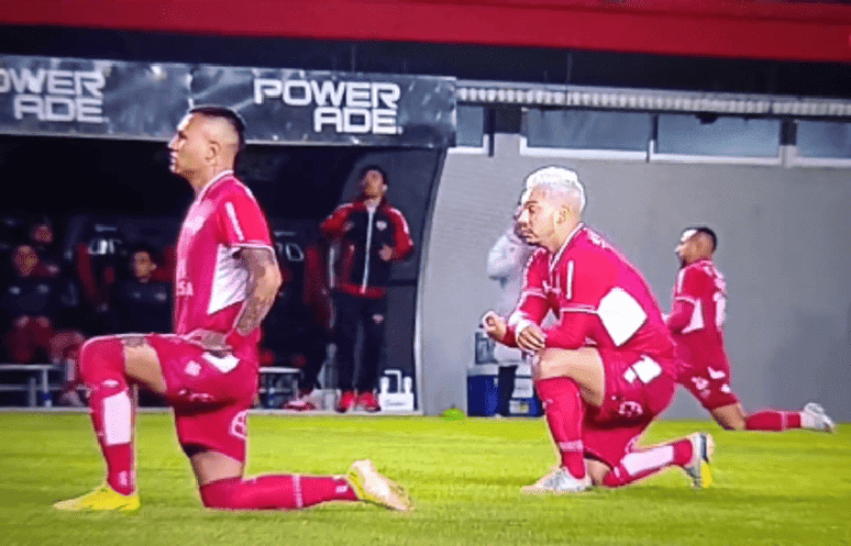 Jogadores do &Ntilde;ublense acompanham os rivais na mesma rever&ecirc;ncia &ndash; Reprodu&ccedil;&atilde;o de v&iacute;deo Twitter