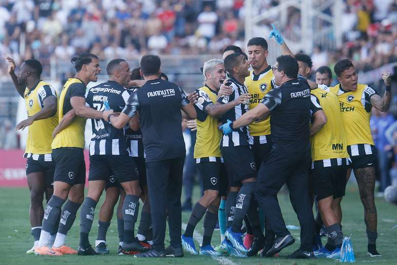 Internacional 2 x 3 Botafogo: veja os gols e principais lances do jogo do  Brasileirão