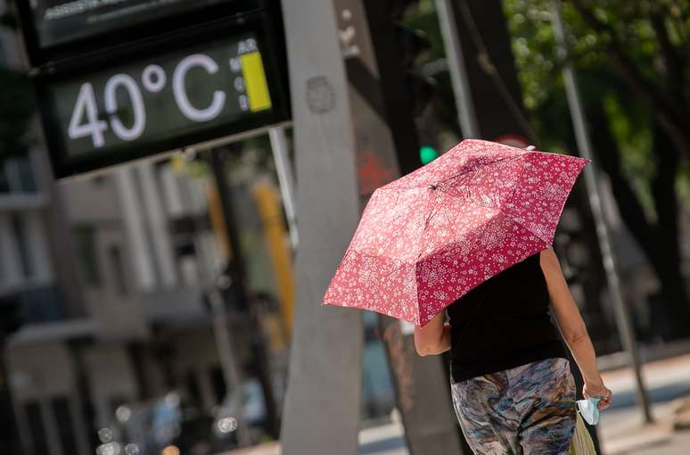 Pedestres enfrentam forte calor na altura do Viaduto Santa Generosa, zona sul de São Paulo, na tarde deste domingo (12), enquanto termômetro de rua registra 40ºC. 