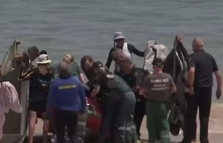 Bridgette O'Shannessy é socorrida após ser atacada por tubarão na Austrália