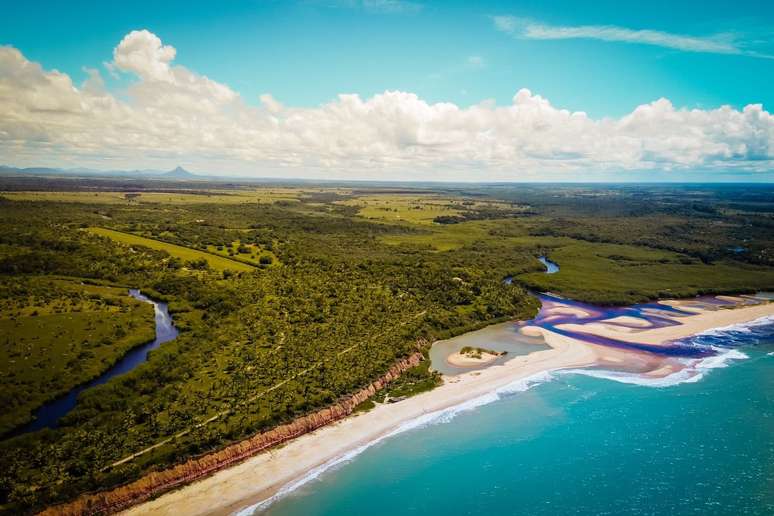 Vista aérea da Barra do Cahy, no sul da Bahia 