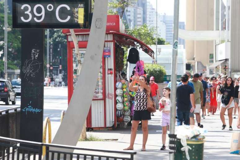 Na avenida Paulista, termômetros chegaram perto dos 40 graus. Garrafas de água eram disputadas nos bares e lanchonetes da via.