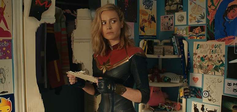 A Capitã Marvel (Brie Larson) encontra a fã e heroína Kamala Kahn (Iman Velani).