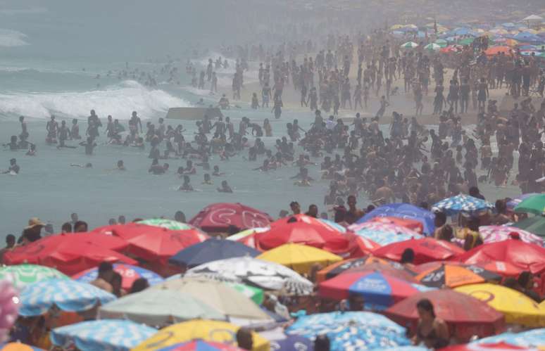 Praia de Ipanema lotada durante onda de calor no Rio de Janeiro