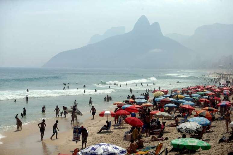 Com calor em alta, praias do Rio ficaram cheias nesta segunda-feira