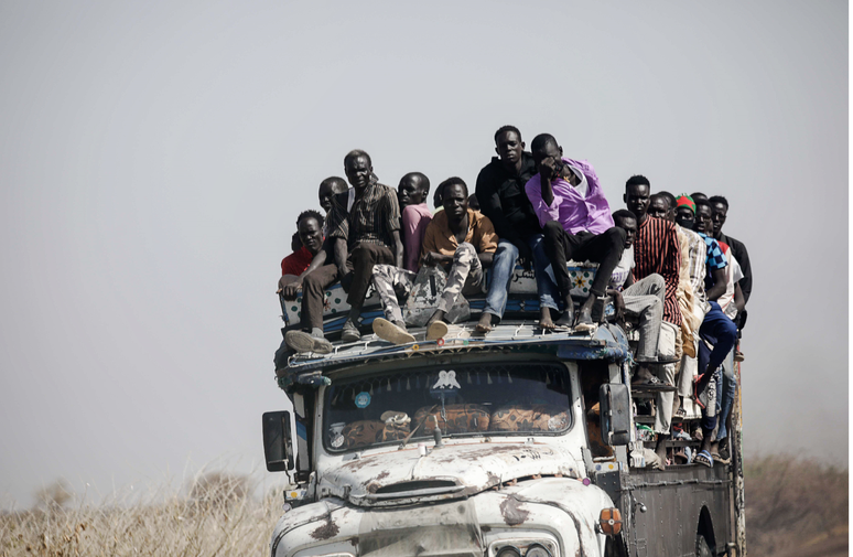 Refugiados em fuga da guerra no Sudão em maio deste ano; crise no país é uma das mais graves do mundo