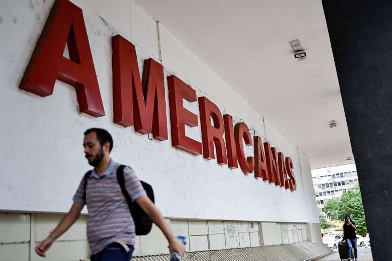 Homem passa em frente a loja da Americanas em Brasília
12/01/2023 REUTERS/Ueslei Marcelino