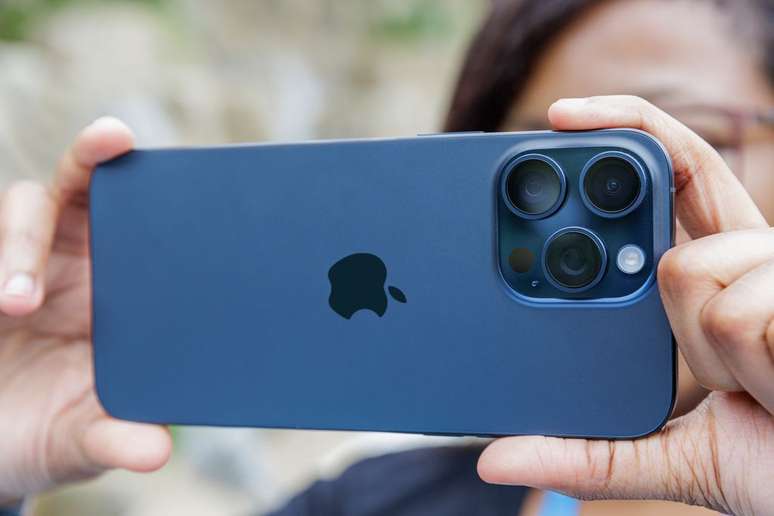 iPhone 15 Pro Max é o único modelo que ganhou a nova câmera de zoom óptico de 5x (Imagem: Ivo Meneghel Jr/Canaltech)