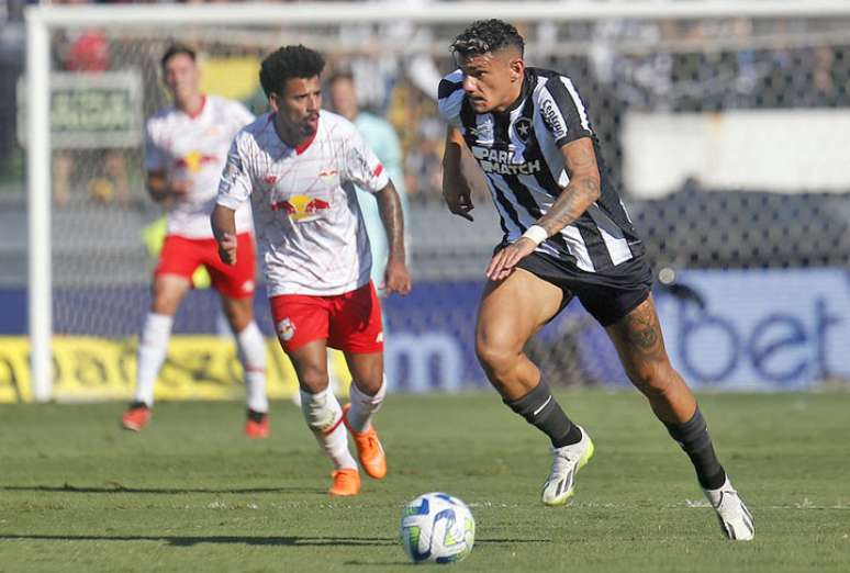 Tiquinho Soares pode virar ausência no Botafogo na reta decisiva do Brasileiro –