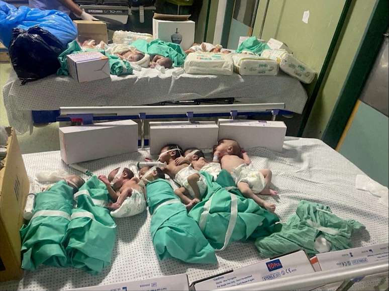 Bebês prematuros lutam para sobreviver em condições precárias no hospital de Al Shifa