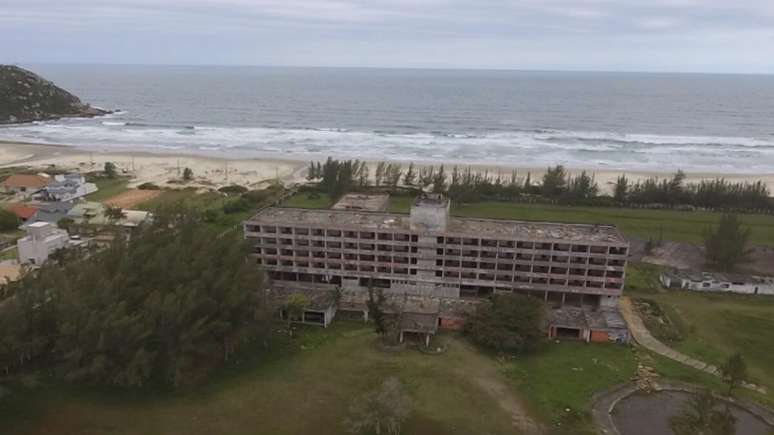 O hotel fica a 90 quilômetros de Florianópolis, capital de Santa Catarina.