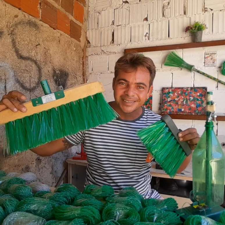 Giorggio Abrantes cria vassouras e outros objetos reciclando garrafas PET