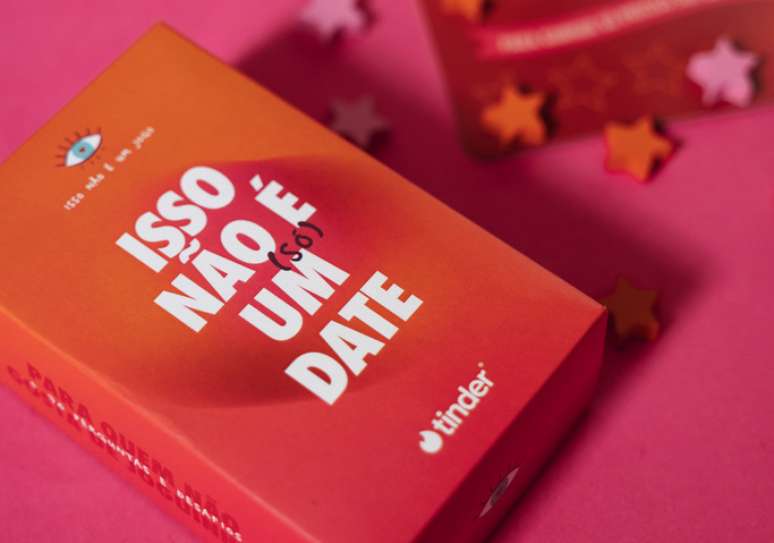 Tinder e Isso Não é Um Jogo lançam card game para solteiros.