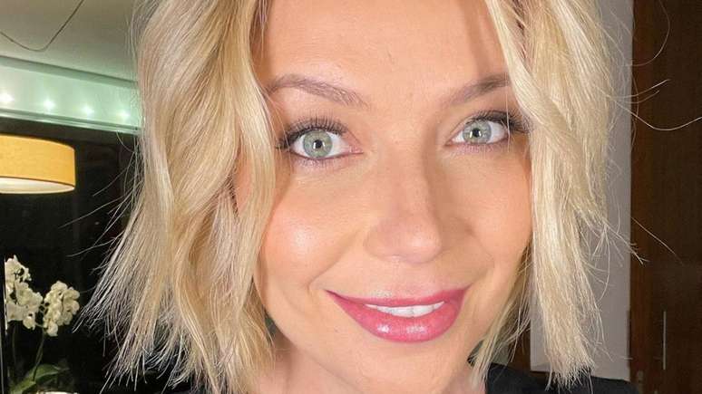 Luiza Possi poses with her eldest son and the resemblance attracts attention
