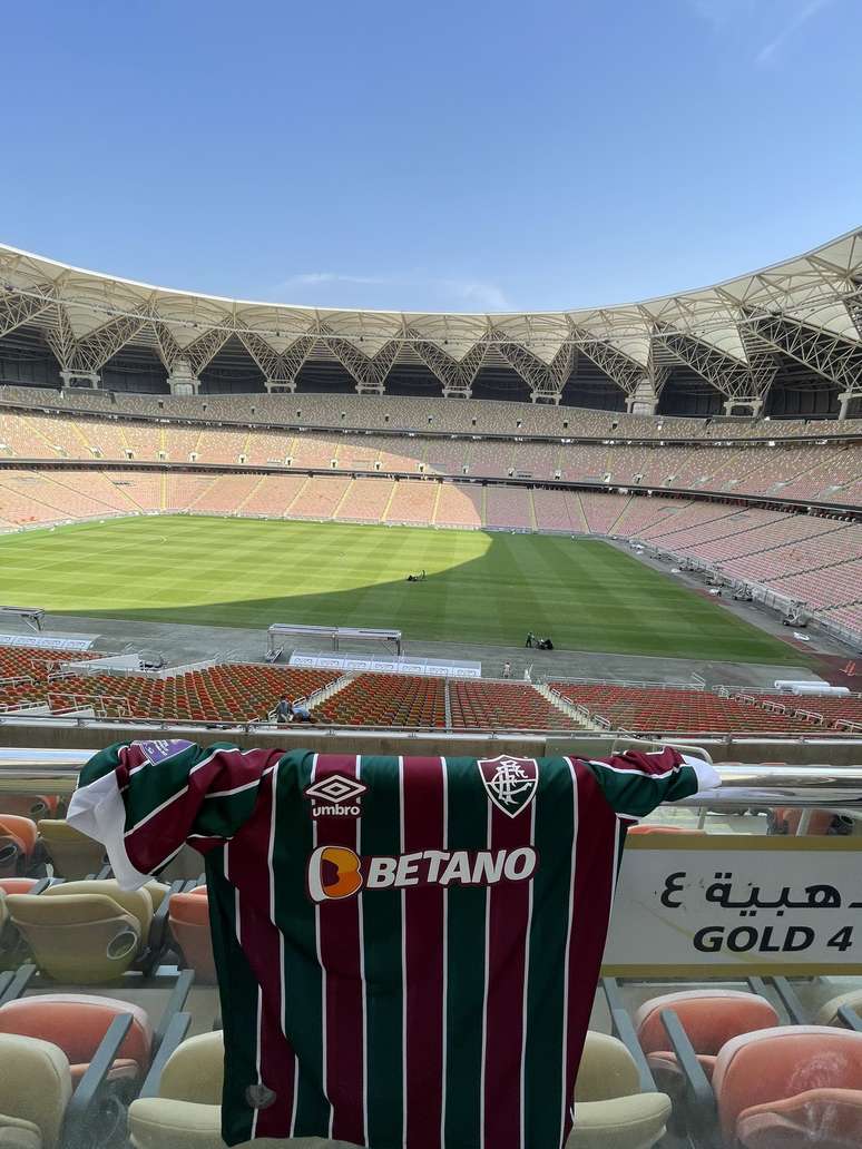 Camisa do Fluminense já está presente no palco de estreia do clube no Mundial 