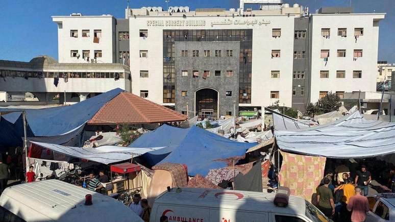 Edifício do Hospital Al-Shifa com pessoas deslocadas pela guerra vivendo em tendas nos arredores