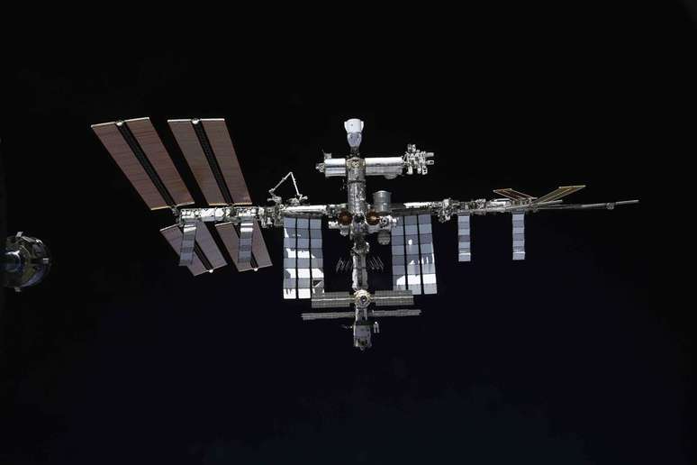 A Estação Espacial Internacional deve ser desorbitada em 2031, e as agências espaciais vão se voltar para estações comerciais (Imagem: Reprodução/Oleg Novitskiy/Roscosmos)