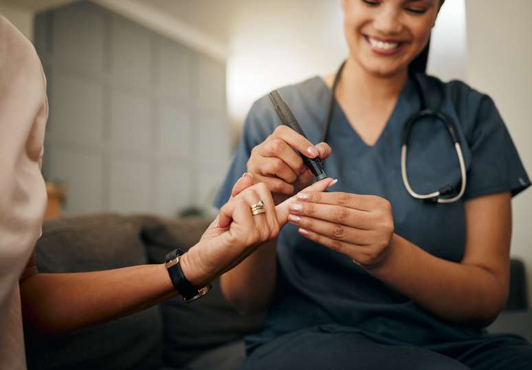 A glicose pode ser medida com uma gota de sangue no dedo