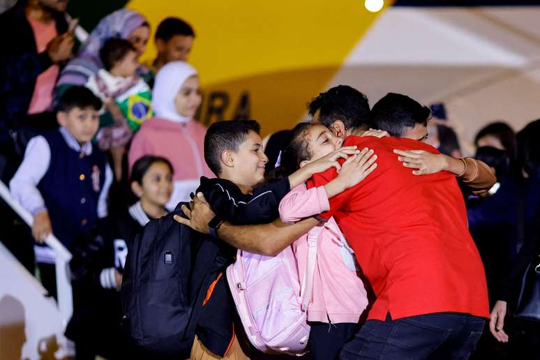 Brasileiros e familiares que estavam Gaza pousaram em Brasília na noite de 13 de novembro