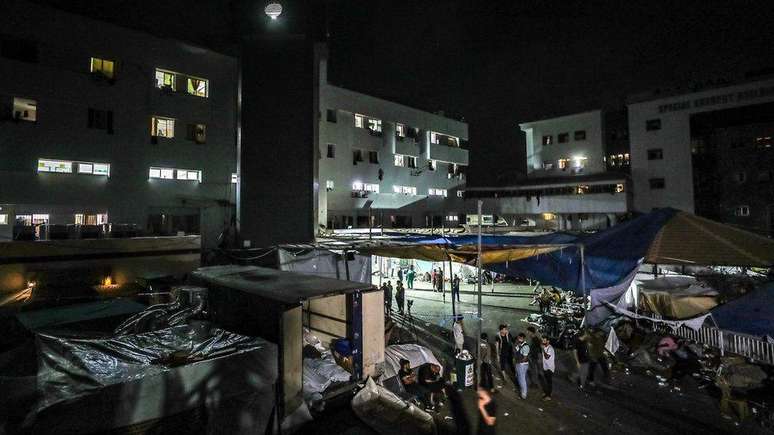 Pessoas em tendas ao redor do hospital são forçadas a viver sem iluminação ou eletricidade