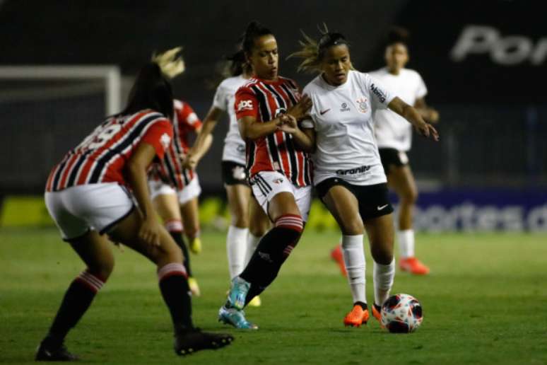 São Paulo vira sobre o Corinthians e sai em vantagem na final do Paulista  feminino