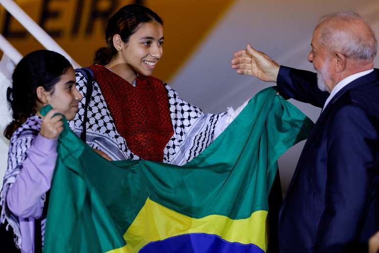 Lula recebe Shahed al-Banna e outros repatriados da Faixa de Gaza que chegaram em Brasília