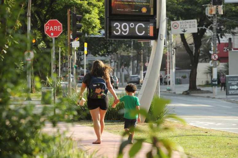 Termômetro na avenida Sumaré marca 39 graus por volta das 16h30 desta segunda-feira: segundo dia mais quente dos últimos 80 anos em São Paulo