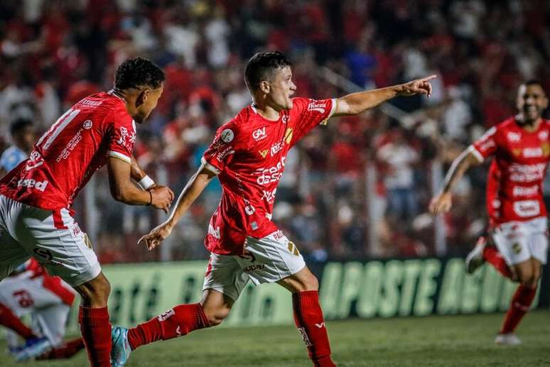 Atacante Ronald festeja o seu primeiro gol com a camisa do Vila Nova –