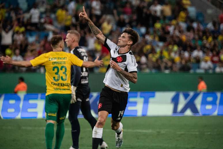 Orellano comemora seu gol pelo Vasco e dedica &agrave; torcida presente na Arena Pantanal &ndash;