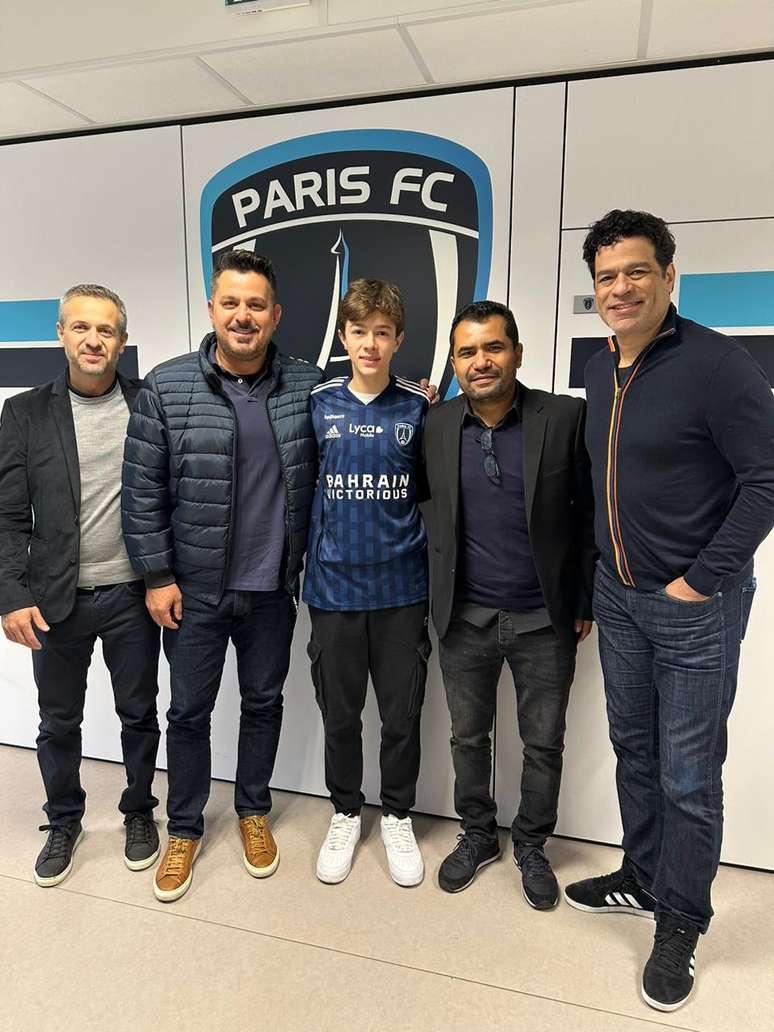 Júnior Pedroso com jovem brasileiro no Paris FC