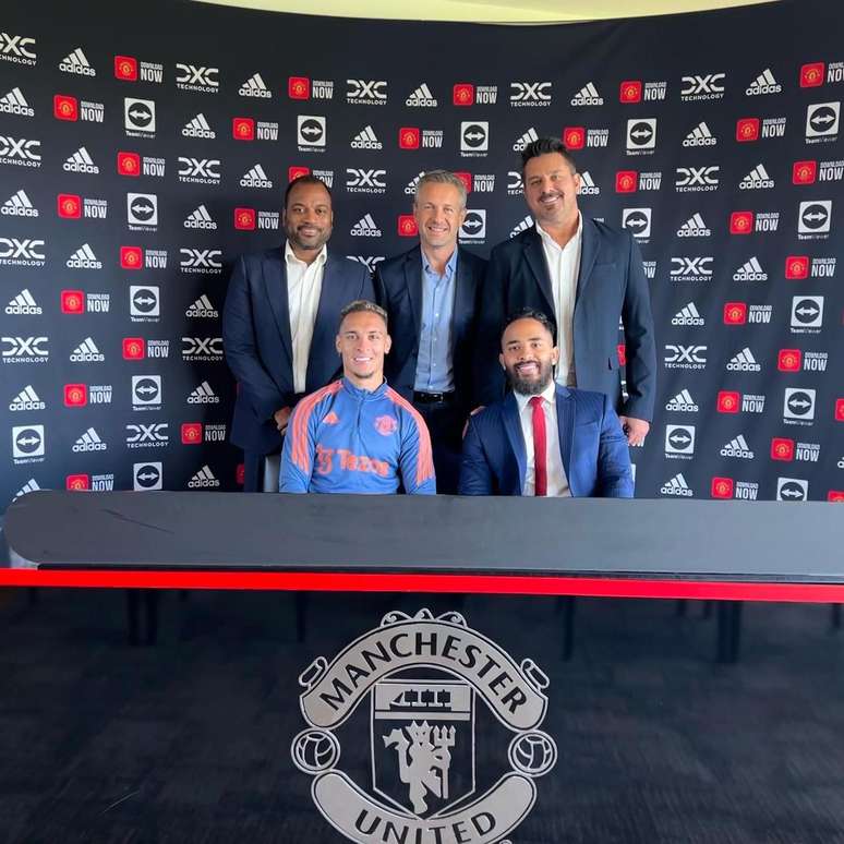 Júnior Pedroso na assinatura de Antony com o Manchester United