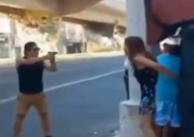 Homem armado ameaça jovem e mulher entra na frente para defender