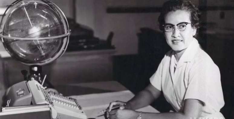 Katherine Johnson, responsável por fazer à mão os cálculos da rota que levou o primeiro americano à órbita terrestre (Imagem: Reprodução/NASA)