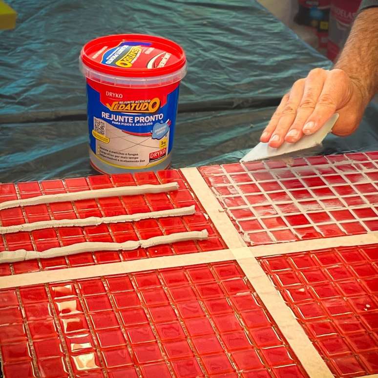 DRYKO Rejunte Acrílico Vedatudo - Impermeável, com acabamento liso e pronto para o uso, sua aplicação abrange muitos materiais e superfícies, como pisos, azulejos, cerâmicas, pastilhas, porcelanatos, mármores e granitos.