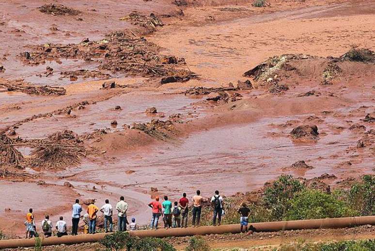 Duas barragens se romperam em Mariana (MG). O distrito de Bento Rodrigues foi invadido pela lama