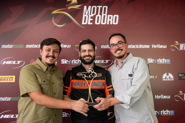 André Nicolino, Christian Zittlaw e Felipe Arruda, da Harley-Davidson, com o troféu das Custom do Moto de Ouro (Foto: Gustavo Epifanio)