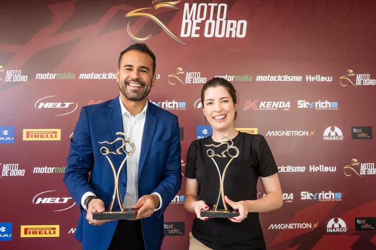 Adriano Mamede e Fernanda Alencar, da BMW Motorrad, com os troféus de Qualidade e das Maxitrail, conquistado pela R 1250 GS (Foto: Gustavo Epifanio)