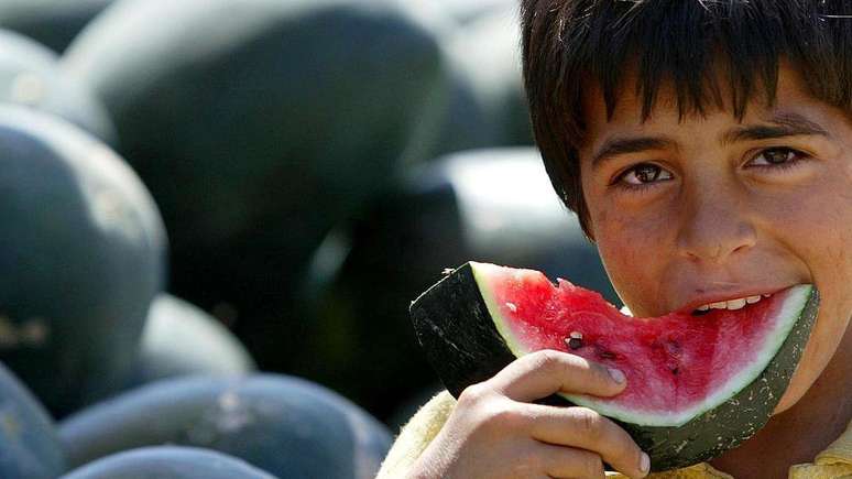 Um alimento amplamente popular em Gaza, a melancia é também uma metáfora poderosa para gerações de palestinos