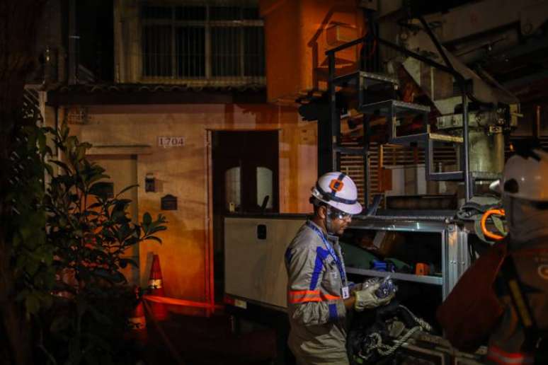Funcionário da Enel conserta rede elétrica após temporal do dia 3; falta de luz voltou a atingir bairros da capital