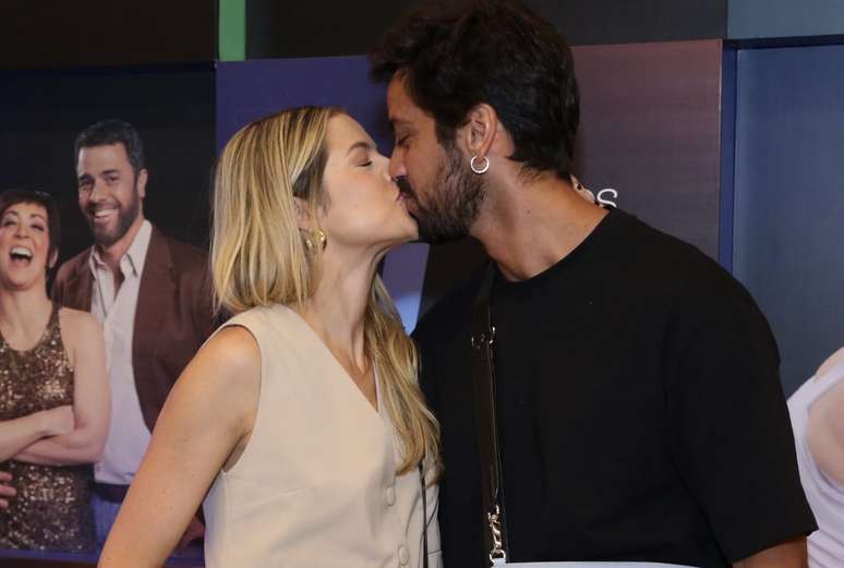 Trend: Agatha Moreira shows how to wear a VEST on a hot day